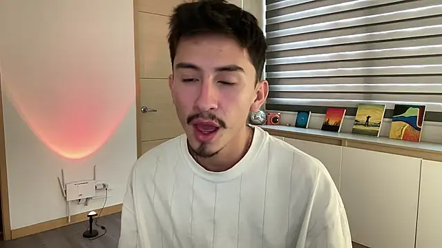 Snapshot of sweettaaron01 chatting on 11.14.25 sweettaaron01 online show from 11.14.25