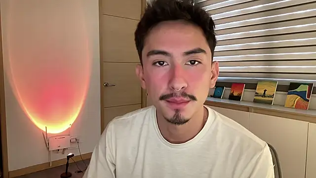 Snapshot of sweettaaron01 chatting on 11.18.25 sweettaaron01 online show from 11.18.25