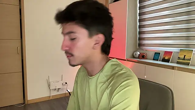 Snapshot of sweettaaron01 chatting on 12.15.25 sweettaaron01 online show from 12.15.25