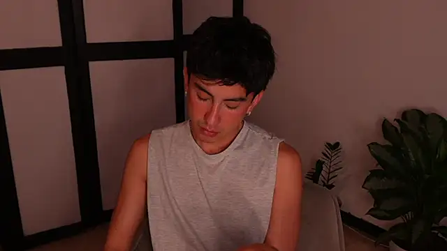 Snapshot of sweettaaron01 chatting on 06.19.26 sweettaaron01 online show from 06.19.26