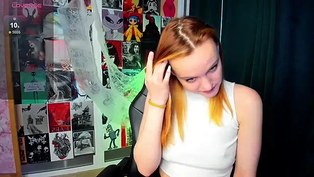 Snapshot of Ida_FaneStain chatting on 10.30.25 Ida FaneStain online show from 10.30.25