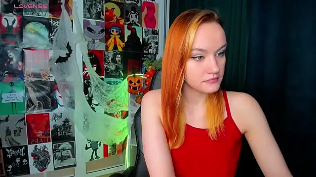 Snapshot of Ida_FaneStain chatting on 10.31.25 Ida FaneStain online show from 10.31.25