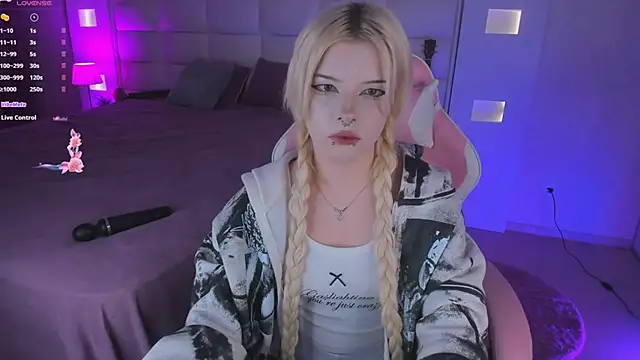 Cuddly Kitten online show from 09.24.25