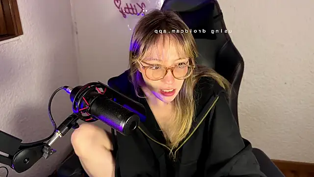 Snapshot of ReenKitty chatting on 06.17.26 ReenKitty online show from 06.17.26