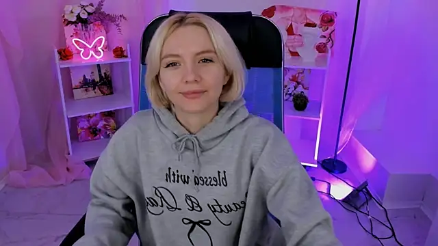 AuroraWrenfield online show from 11.05.25