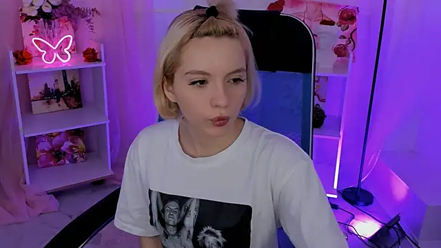 AuroraWrenfield online show from 11.06.25