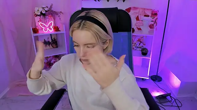 AuroraWrenfield online show from 11.12.25