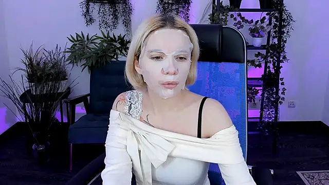 AuroraWrenfield online show from 12.05.25