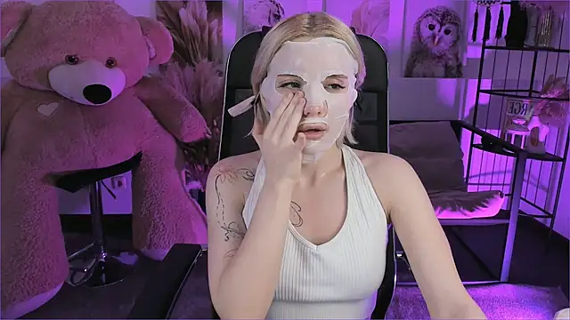 AuroraWrenfield online show from 12.23.25