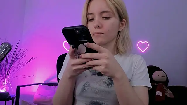 AuroraWrenfield online show from 04.13.26