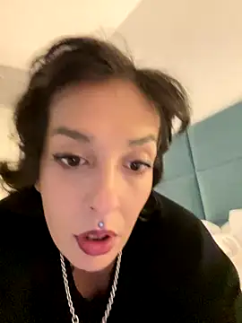 Snapshot of Piggiteablacktea chatting on 11.11.25 Piggiteablacktea online show from 11.11.25