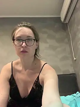 Snapshot of Jugira chatting on 09.27.25 Jugira online show from 09.27.25