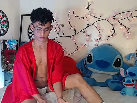 Snapshot of good_boy_in_bed chatting on 12.04.25 good boy in bed online show from 12.04.25