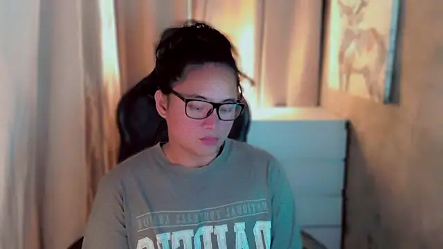 Snapshot of kaicromwell_ chatting on 10.21.25 kaicromwell online show from 10.21.25