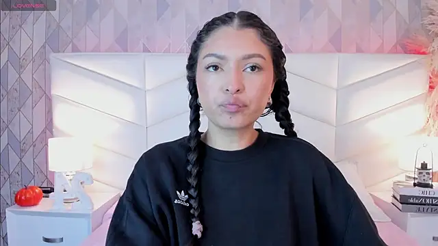 Snapshot of victoria___jonnes chatting on 10.05.25 victoria jonnes online show from 10.05.25