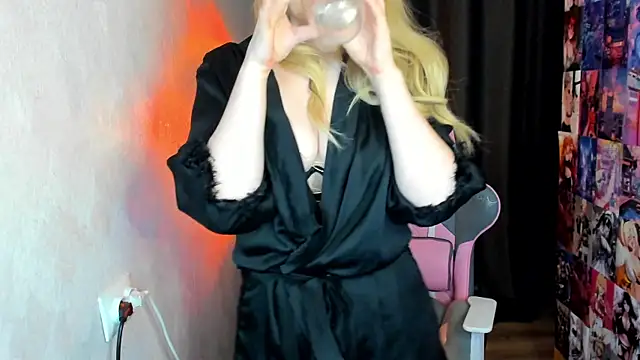 NicoleRiccii online show from 12.13.25