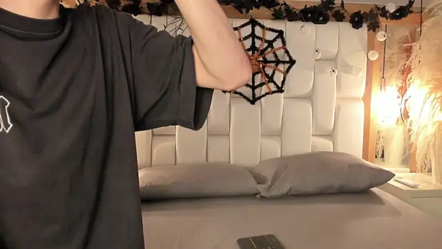 Daphne And Roger online show from 10.15.25