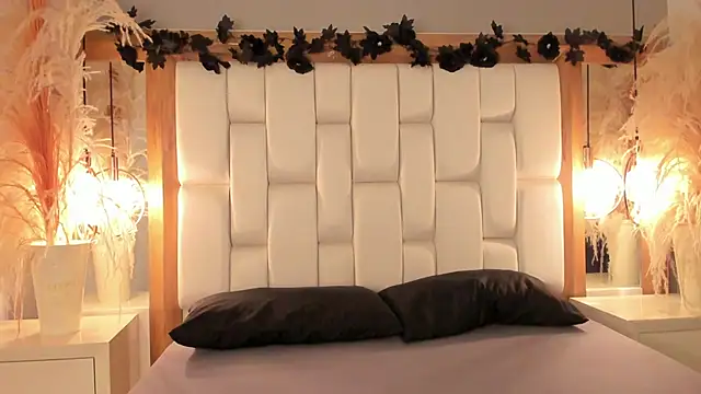 Daphne And Roger online show from 11.12.25