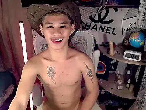 Snapshot of asianhardcock25 chatting on 04.27.26 asianhardcock25 online show from 04.27.26