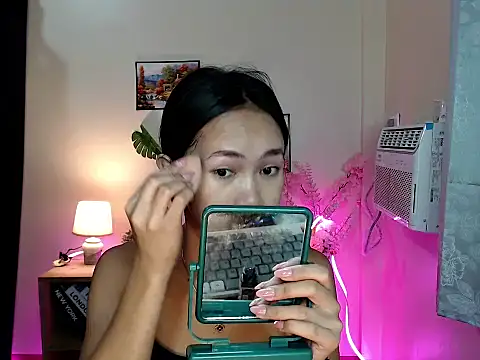 Snapshot of Shindoll chatting on 10.25.25 Shindoll online show from 10.25.25