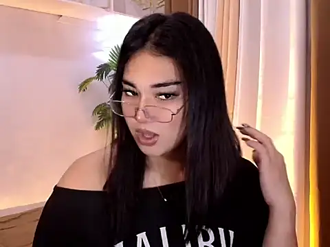 Snapshot of magnificent_kitana chatting on 05.10.26 magnificent kitana online show from 05.10.26