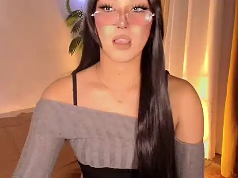 Snapshot of magnificent_kitana chatting on 05.27.26 magnificent kitana online show from 05.27.26