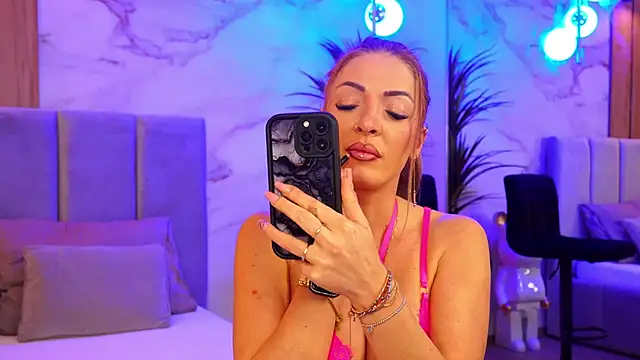 Snapshot of Izabellle02 chatting on 02.09.26 Izabellle02 online show from 02.09.26