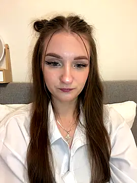 AdelinaEmber online show from 11.18.25