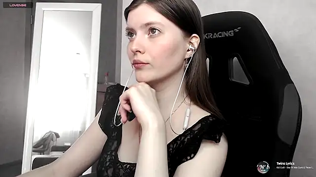 Snapshot of cute_elfy_ chatting on 09.15.25 cute elfy online show from 09.15.25
