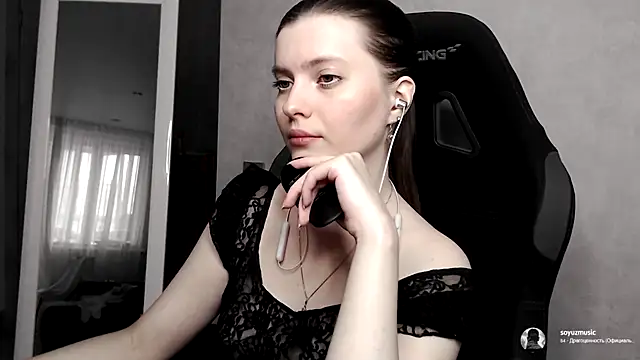 Snapshot of cute_elfy_ chatting on 09.17.25 cute elfy online show from 09.17.25
