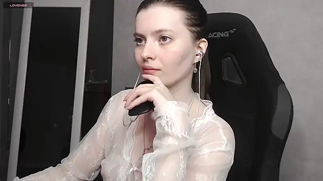 Snapshot of cute_elfy_ chatting on 09.28.25 cute elfy online show from 09.28.25