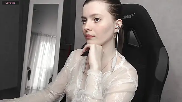 Snapshot of cute_elfy_ chatting on 09.30.25 cute elfy online show from 09.30.25