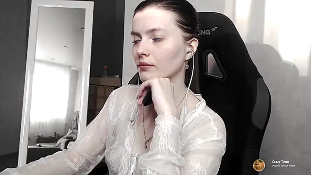 Snapshot of cute_elfy_ chatting on 10.08.25 cute elfy online show from 10.08.25