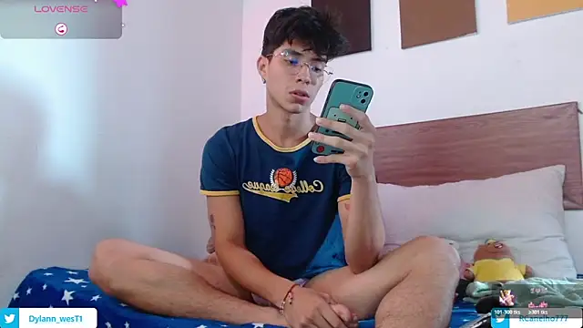 Snapshot of Dylann_west chatting on 11.28.25 Dylann west online show from 11.28.25