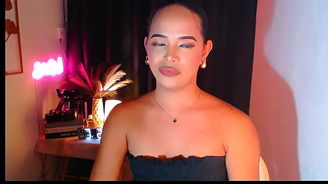 Lorainnelustts online show from 11.27.25