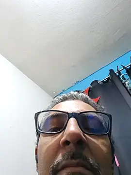 Snapshot of RobertoVip77 chatting on 10.21.25 RobertoVip77 online show from 10.21.25