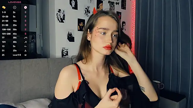 lovelyalivia online show from 10.31.25