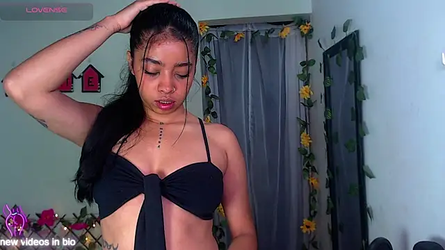 Snapshot of Angie_Lee01 chatting on 10.23.25 Angie Lee01 online show from 10.23.25