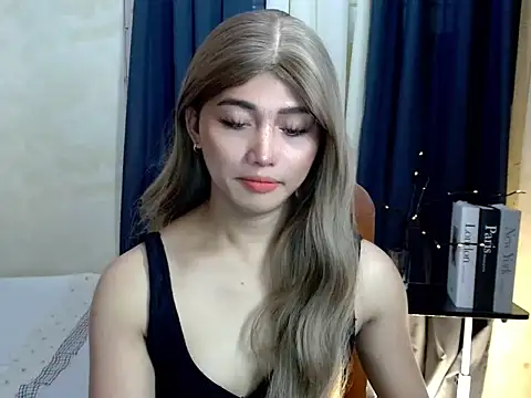 Snapshot of Kelly_Holly chatting on 09.18.25 Kelly Holly online show from 09.18.25