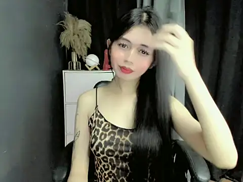 Snapshot of LexiLove chatting on 11.21.25 LexiLove online show from 11.21.25