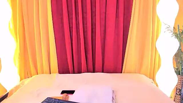 Snapshot of AthenaKeller chatting on 11.05.25 AthenaKeller online show from 11.05.25