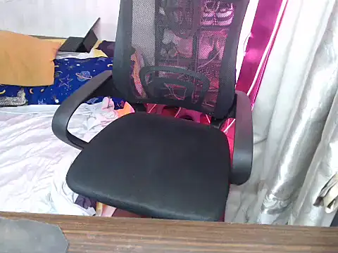 Snapshot of Naughty_alfrea chatting on 12.18.25 Naughty alfrea online show from 12.18.25