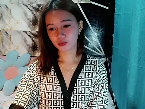 Snapshot of urgirl_mikah chatting on 11.19.25 urgirl mikah online show from 11.19.25