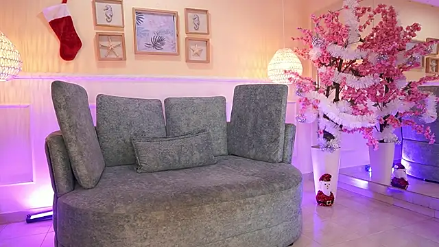 Snapshot of NicoleCrawft chatting on 12.05.25 NicoleCrawft online show from 12.05.25