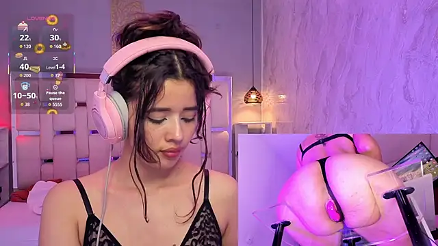 EvelynLips  online show from 11.21.25