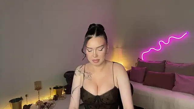Snapshot of mistress_of_hearts chatting on 05.20.26 mistress of hearts online show from 05.20.26