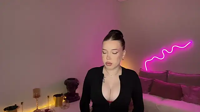 Snapshot of mistress_of_hearts chatting on 06.17.26 mistress of hearts online show from 06.17.26