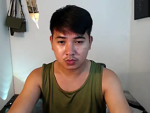 Snapshot of JboyGiant005 chatting on 10.02.25 JboyGiant005 online show from 10.02.25