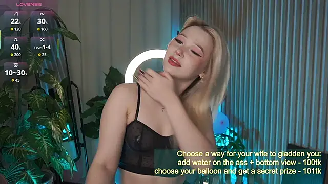 LauraWifeness online show from 09.27.25