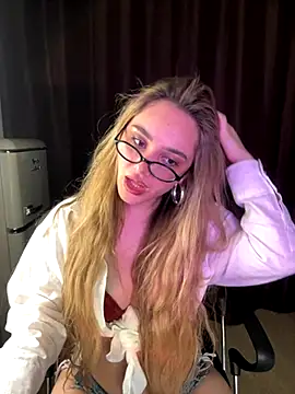 Chloe Ravens online show from 10.03.25